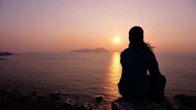 watching-the-sunset-on-the-beach